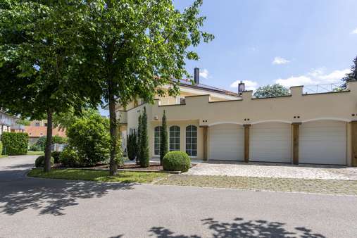 Garage mit Dachterrasse - Einfamilienhaus in 86720 Nördlingen mit 412m² kaufen