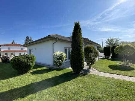 Süd-West-Ansicht - Bungalow in 89423 Gundelfingen mit 105m² kaufen