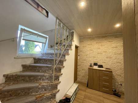 Flur mit Treppenaufgang Flur mit Treppenaufgang - Einfamilienhaus in 89407 Dillingen mit 90m² kaufen