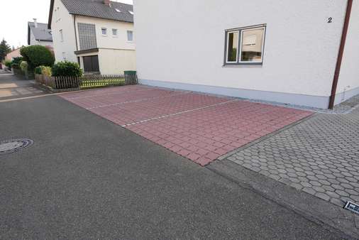 Stellplätze vor dem Haus - Etagenwohnung in 89407 Dillingen mit 127m² kaufen