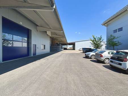 Außenansicht + Parkplätze - Halle in 86682 Genderkingen mit 560m² mieten