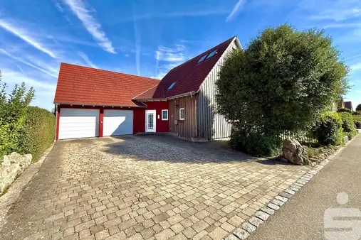Stilvolles Einfamilienhaus mit großzügigem Garten, Doppelgarage und moderner Ausstattung