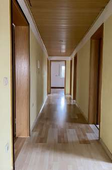 Flur - Dachgeschosswohnung in 86732 Oettingen mit 80m² mieten