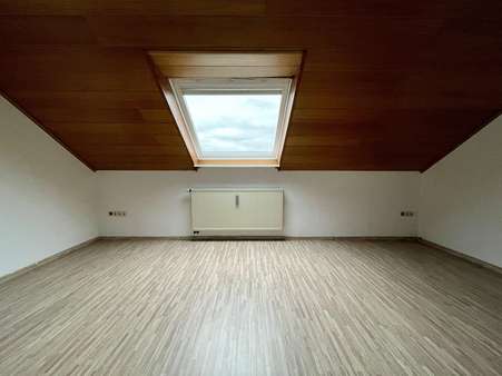 Wohnzimmer - Dachgeschosswohnung in 86732 Oettingen mit 80m² mieten
