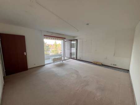 Wohnzimmer mit Balkon - Etagenwohnung in 89233 Neu-Ulm, Pfuhl mit 70m² kaufen