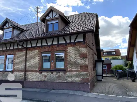 Denkmalgeschützte Doppelhaushälfte mit historischem Flair!