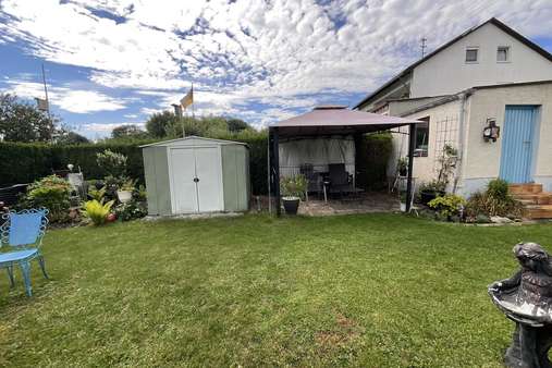 Garten, Sitzplatz neben der Garage - Doppelhaushälfte in 89257 Illertissen mit 104m² kaufen