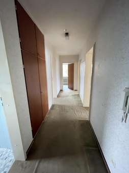 Flur mit Einbauschrank - Etagenwohnung in 86399 Bobingen mit 73m² kaufen