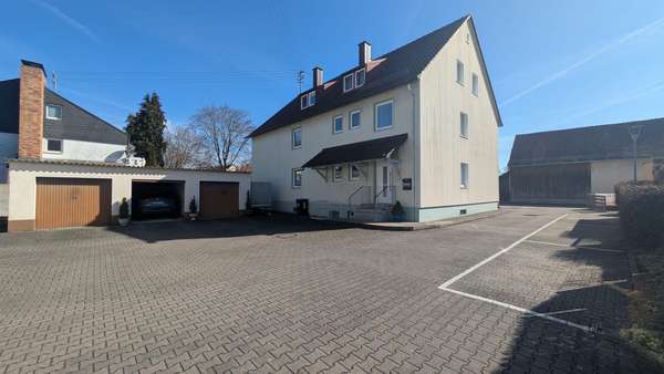 Hof mit Garagen & Stellplätzen - Mehrfamilienhaus in 86405 Meitingen mit 326m² als Kapitalanlage kaufen