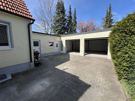 Hof mit Garage und Anbau - Einfamilienhaus in 86343 Königsbrunn mit 100m² kaufen
