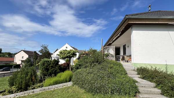 Blick auf die Terrasse - Bungalow in 86465 Welden mit 125m² kaufen