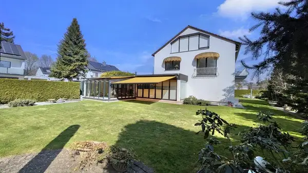 Gepflegte Villa im Spickel mit großem Garten!