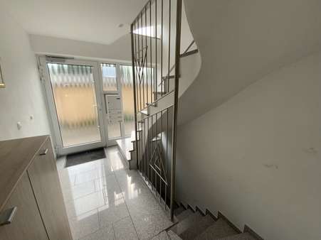 Treppenhaus - Erdgeschosswohnung in 87700 Memmingen mit 125m² kaufen
