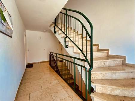 gepflegtes Treppenhaus - Erdgeschosswohnung in 86381 Krumbach mit 95m² kaufen