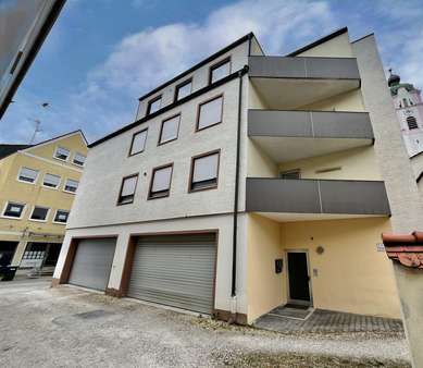 Hausansicht mit Balkonen - Mehrfamilienhaus in 89312 Günzburg mit 195m² kaufen