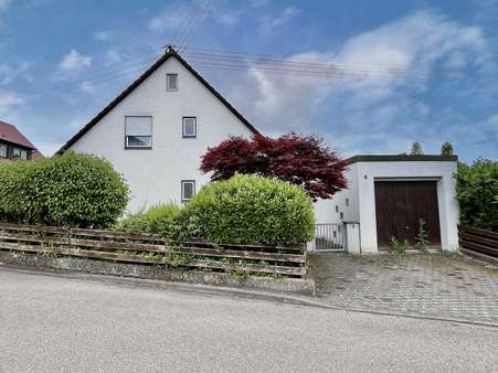 Hausansicht mit Garage Hausansicht mit Garage - Einfamilienhaus in 89312 Günzburg mit 129m² kaufen