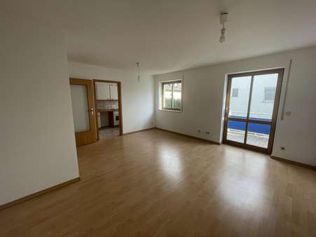 Wohnzimmer mit Blick zur Küche - Etagenwohnung in 86179 Augsburg mit 34m² kaufen