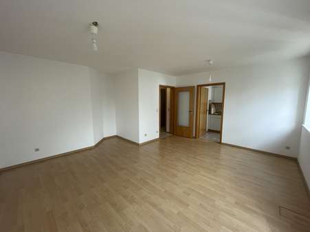 Wohnzimmer mit Blick zur Tür - Etagenwohnung in 86179 Augsburg mit 34m² kaufen