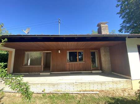 Außenansicht und Terrasse - Bungalow in 86554 Pöttmes mit 124m² kaufen
