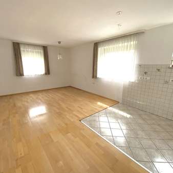 Wohnzimmer mit Küche im EG Wohnzimmer mit Küche im EG - Einfamilienhaus in 89358 Kammeltal mit 122m² kaufen