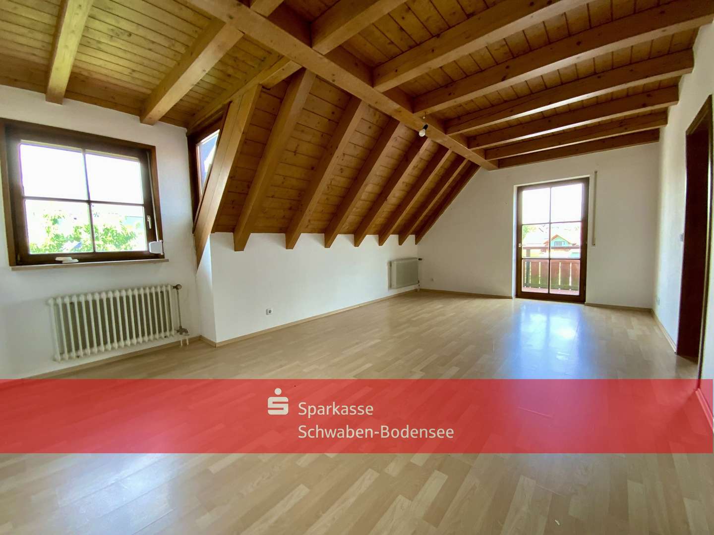 Wohnzimmer mit Balkon - Dachgeschosswohnung in 88142 Wasserburg mit 44m² kaufen