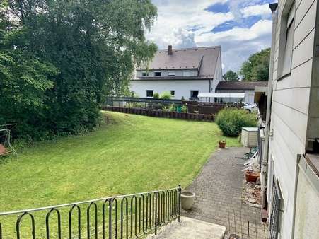 Blick vom Hauseingang über das Grundstück Blick vom Hauseingang über das Grundstück - Einfamilienhaus in 86356 Neusäß mit 82m² kaufen