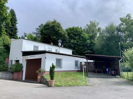 Gesamthausansicht mit Carport Gesamthausansicht mit Carport - Einfamilienhaus in 86356 Neusäß mit 82m² kaufen