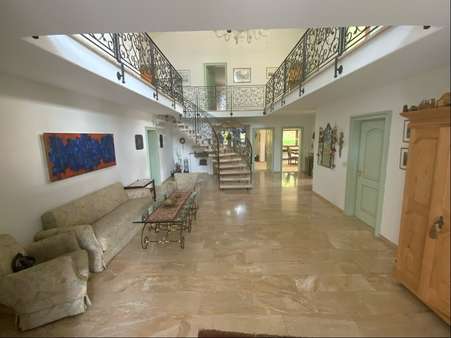 Halle mit Treppe und Empore - Einfamilienhaus in 87719 Mindelheim mit 377m² kaufen