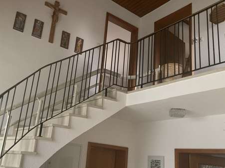 Großzügige Eingangsdiele mit offenem Treppenhaus Großzügige Eingangsdiele mit offenem Treppenhaus - Einfamilienhaus in 86343 Königsbrunn mit 147m² kaufen
