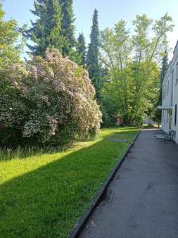Nordseite - Hauseingang - Erdgeschosswohnung in 86163 Augsburg mit 107m² kaufen