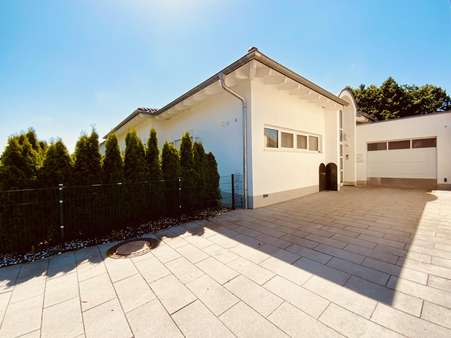 westlicher Eingangsbereich mit Zweifachgarage westlicher Eingangsbereich mit Zweifachgarage - Einfamilienhaus in 86476 Neuburg mit 211m² kaufen