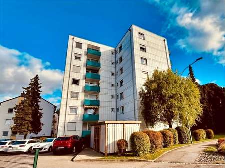 Nordwestansicht mit Parkplatz Nordwestansicht mit Parkplatz - Etagenwohnung in 86381 Krumbach mit 41m² kaufen