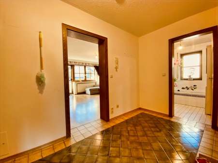 großzügiger Dielenbereich - Etagenwohnung in 86470 Thannhausen mit 50m² kaufen