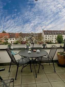 Terrasse mit Ausblick - Dachgeschosswohnung in 86343 Königsbrunn mit 109m² kaufen