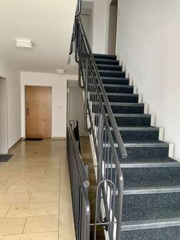 Treppenhaus mit Lift - Dachgeschosswohnung in 86343 Königsbrunn mit 109m² kaufen