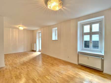 Wohnzimmer - Etagenwohnung in 86152 Augsburg mit 108m² kaufen