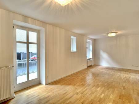 Wohnzimmer - Etagenwohnung in 86152 Augsburg mit 108m² kaufen