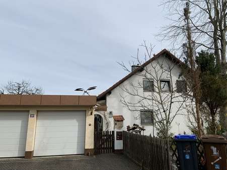 Außenansicht mit Garagen - Einfamilienhaus in 86343 Königsbrunn mit 133m² kaufen