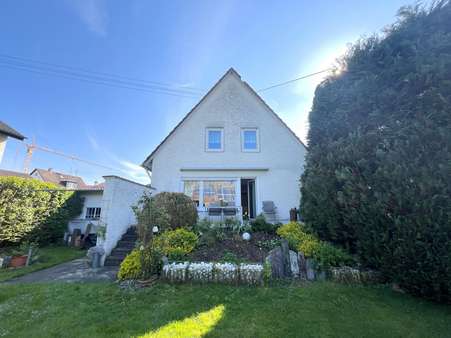 Hausansicht mit Garten Hausansicht mit Garten - Einfamilienhaus in 89312 Günzburg mit 131m² kaufen
