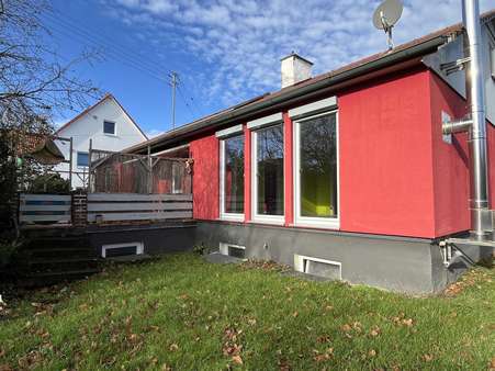 Hausansicht mit Terrasse - Einfamilienhaus in 89312 Günzburg mit 137m² kaufen