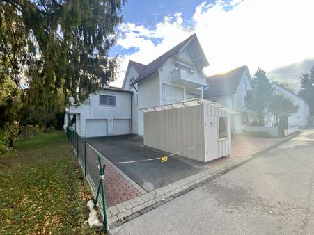 Stellplätze und angrenzender Park - Mehrfamilienhaus in 86825 Bad Wörishofen mit 575m² kaufen