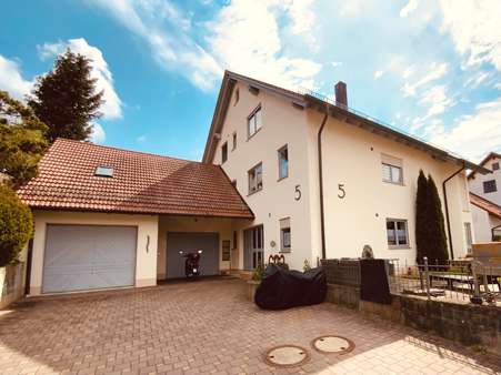 östlicher Eingangsbereich mit Garagen - Mehrfamilienhaus in 89359 Kötz mit 275m² kaufen