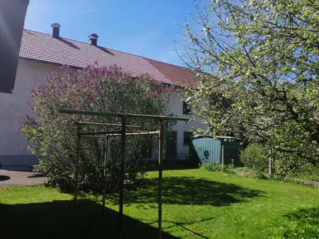 Bauernhaus mit Stall, Stadel und Maschinenhalle in Warmisried