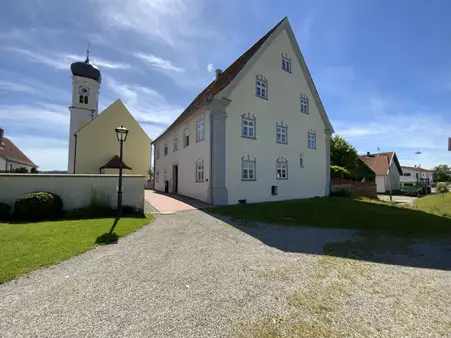 Ehemaliges Pfarrhaus mit Pfarrstadel in MN-Oberauerbach