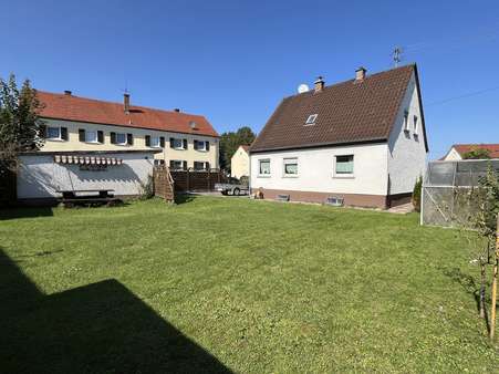 Hausansicht mit Garten Hausansicht mit Garten - Einfamilienhaus in 89312 Günzburg mit 90m² kaufen
