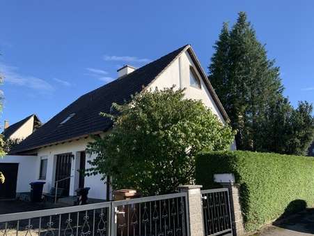 Hausansicht mit Einfahrt - Einfamilienhaus in 86343 Königsbrunn mit 160m² kaufen