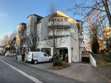 Hausansicht + TG-Einfahrt - Etagenwohnung in 87527 Sonthofen mit 63m² kaufen