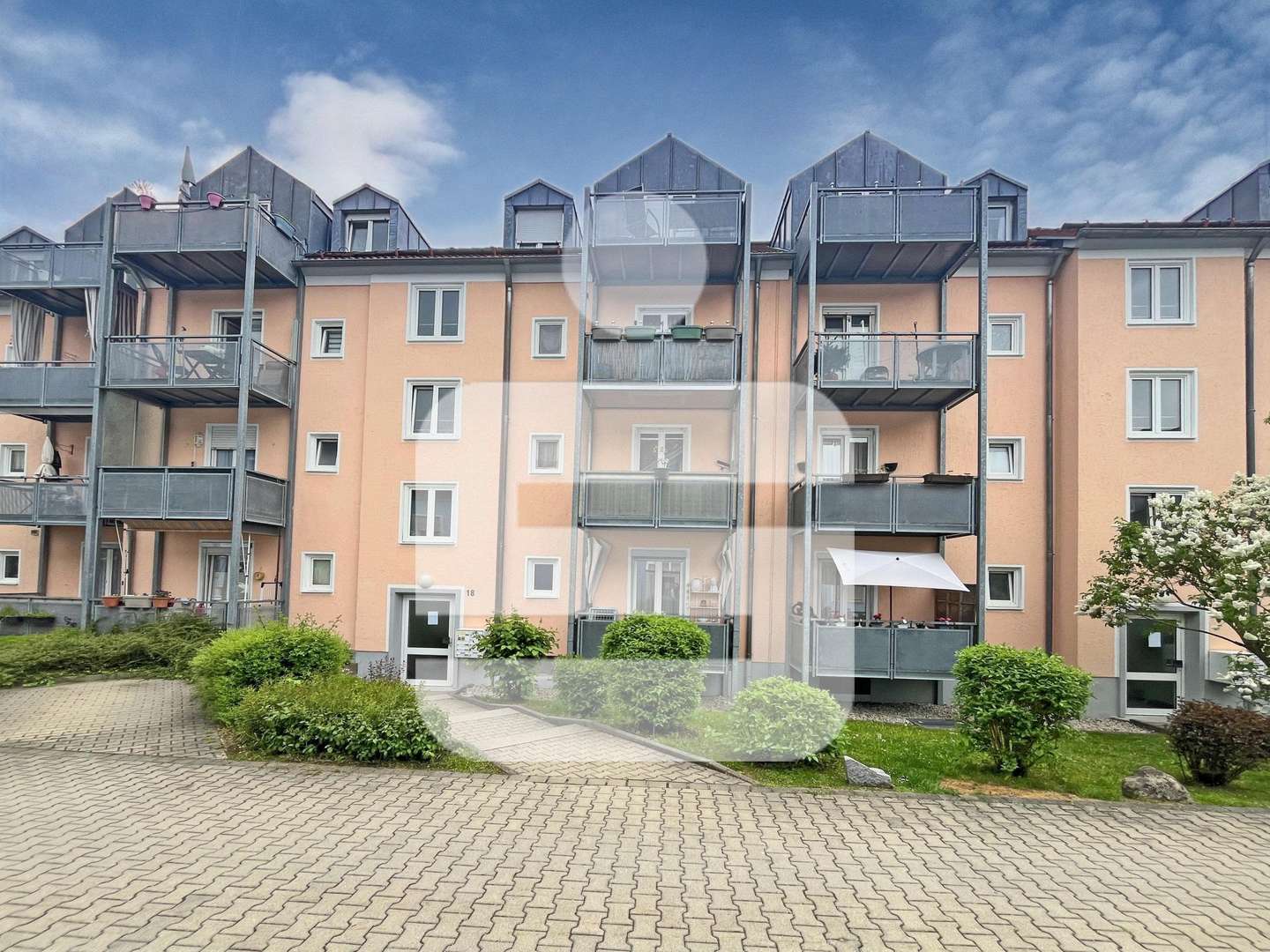 Hauseingangsseite mit Westbalkonen - Etagenwohnung in 86807 Buchloe mit 53m² kaufen