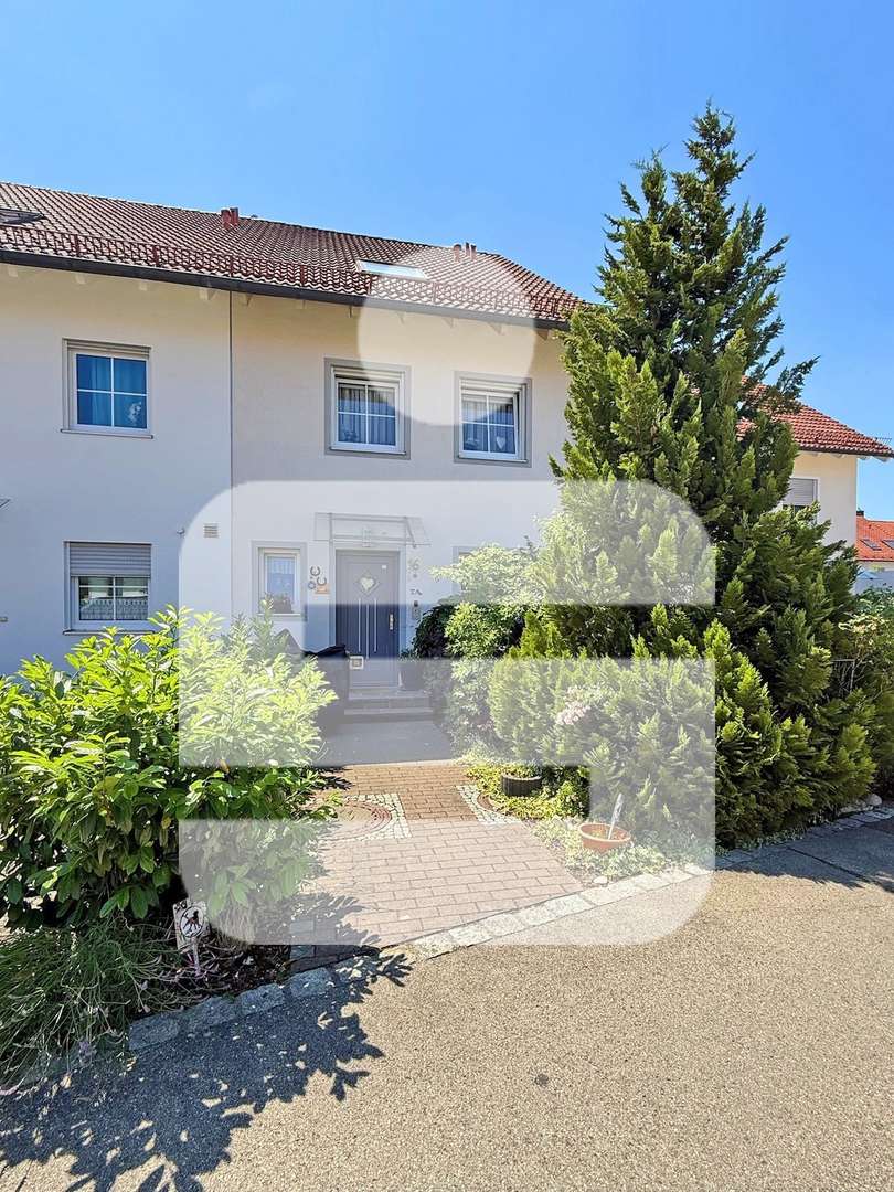 Hausvorderseite mit Überdachtem Hauseingang - Reihenmittelhaus in 87600 Kaufbeuren mit 155m² kaufen