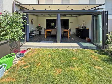 Wintergarten mit großen faltbaren Türen zum Garten - Reihenmittelhaus in 87600 Kaufbeuren mit 155m² kaufen